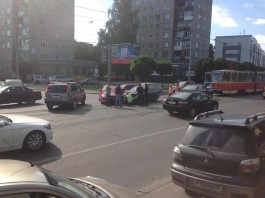 Из-за ДТП в центре Калининграда образовалась пробка из машин и трамваев