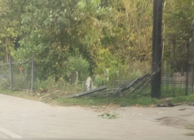 На проспекте Мира в Калининграде БМВ протаранил ограду городского кладбища