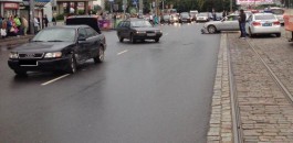 В центре Калининграда «Лексус» вылетел на встречку и столкнулся с двумя автомобилями (видео)