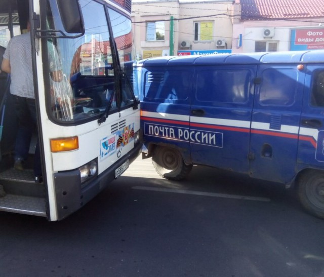 На ул. Черняховского в Калининграде столкнулись автобус и машина «Почты России»