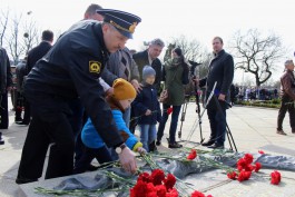 «Память о героизме»: в Калининграде возложили цветы к мемориалу 1200 воинам-гвардейцам (фото)
