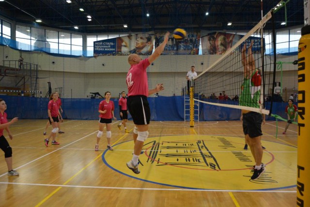 Команда «Ростелекома» победила в благотворительном турнире по волейболу