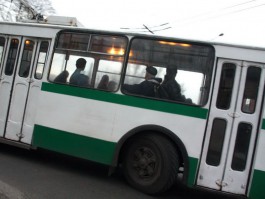 В калининградском троллейбусе из-за резкого торможения упала пенсионерка