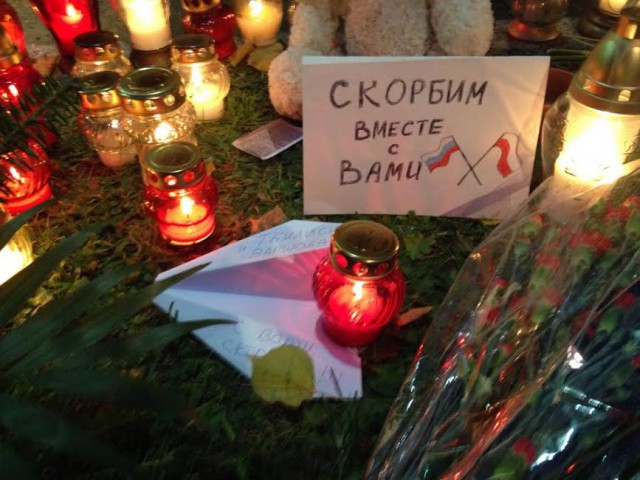 Поляки принесли цветы и свечи к посольству РФ в Варшаве (фото)