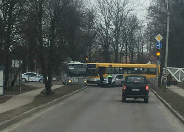 На аллее Смелых в Калининграде столкнулись два автобуса: движение затруднено (фото) (фото)