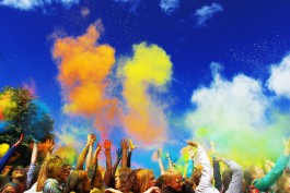 «Яркий праздник»: в Калининграде прошёл фестиваль красок (фото)