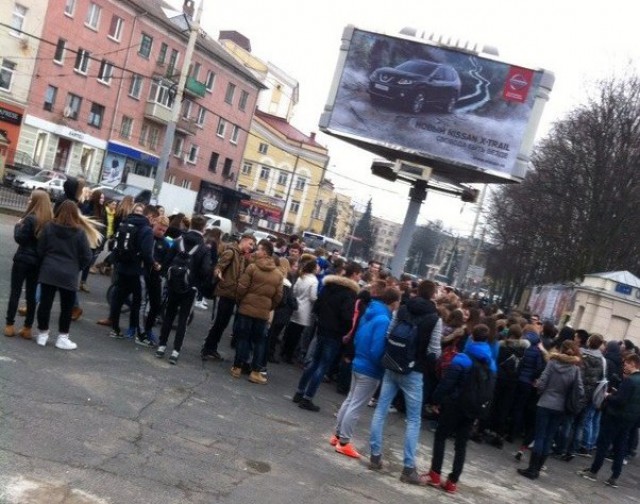 Возле стадиона «Балтика» в Калининграде собралось на «стрелку» около 200 школьников