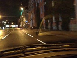 Ночью в Калининграде «Фольксваген Пассат» врезался в здание управления ФСБ
