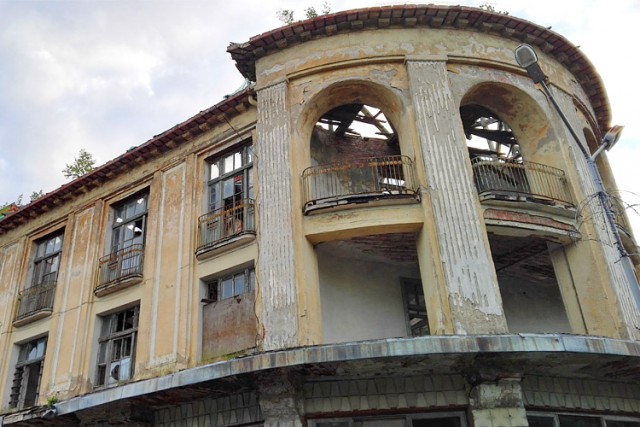 Власти хотят изъять у владельца разрушающийся «Торговый дом» в Зеленоградске
