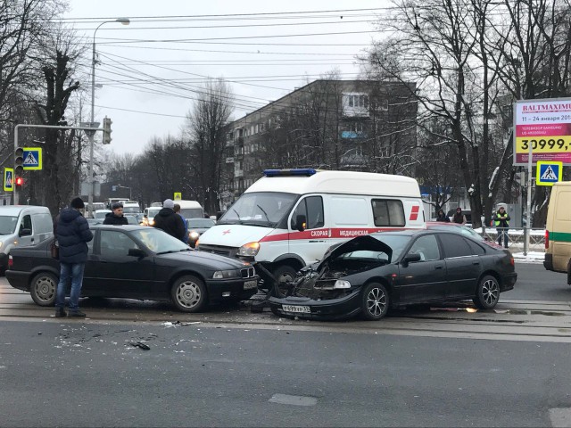На Советском проспекте в Калининграде столкнулись скорая, БМВ и «Хонда»: есть пострадавшие