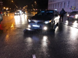 В центре Калининграда водитель «Тойоты» наехал на упавшую на дорогу щётку уборочной машины