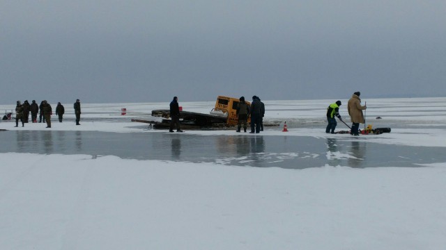 В Калининградской области провалились под лёд легковушка и эвакуатор (фото)