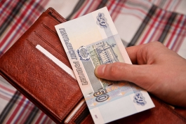 Курс рубля незначительно ослаб к евро и доллару