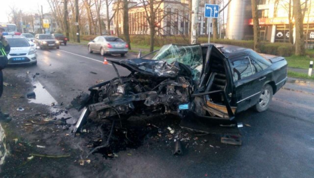 На Советском проспекте в Калининграде «Мерседес» врезался в дерево: пострадал водитель