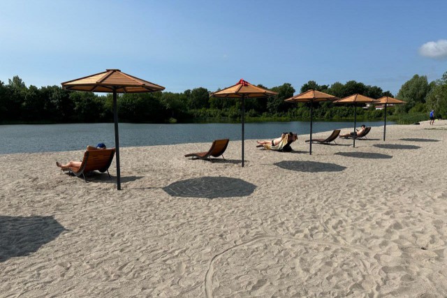 В Калининграде закупают шезлонги и зонты для благоустройства пляжа на озере Пелавском