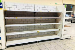 Пустые полки в супермаркете в Варшаве, 11 марта 2020 года