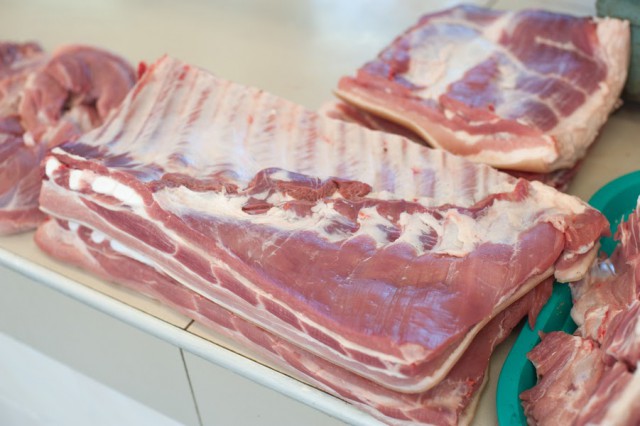 Кассир «Мираторга» украла из магазина замороженное мясо и выручку