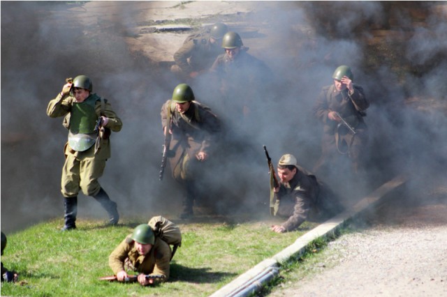 «Миномётом по врагу»: как прошла военная реконструкция в форту №11 (фото)
