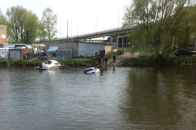 На набережной Карбышева в Калининграде утонул автомобиль «Инфинити»