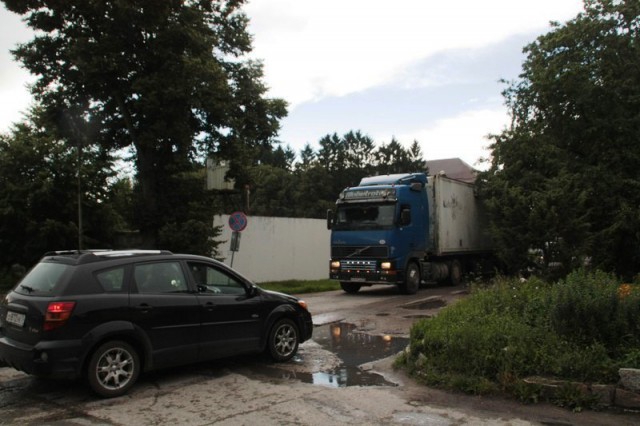«Накипело»: жители Колосовки перекрыли дорогу грузовикам с песком (фото, видео)