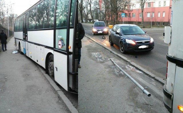В Калининграде автобус выехал на тротуар и сбил дорожный знак