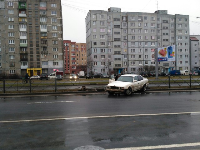 На улице Гайдара в Калининграде БМВ снёс разделительное ограждение (фото)