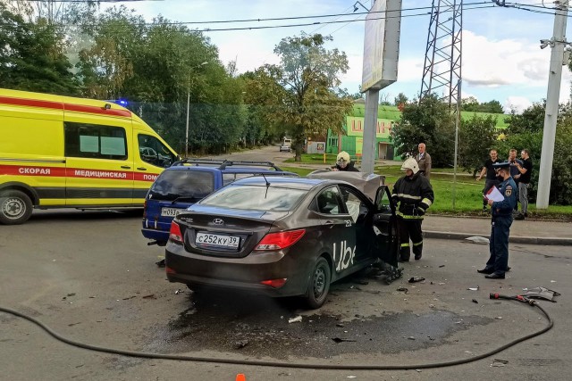 Очевидцы: В ДТП с участием такси на улице Киевской в Калининграде пострадал пассажир