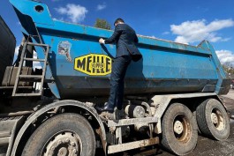 «Нет тента — нет лицензии»: Алиханов устроил проверку песковозов на трассе (фото)
