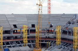 На стройплощадке стадиона к ЧМ-2018 в Калининграде собрали гигантский кран