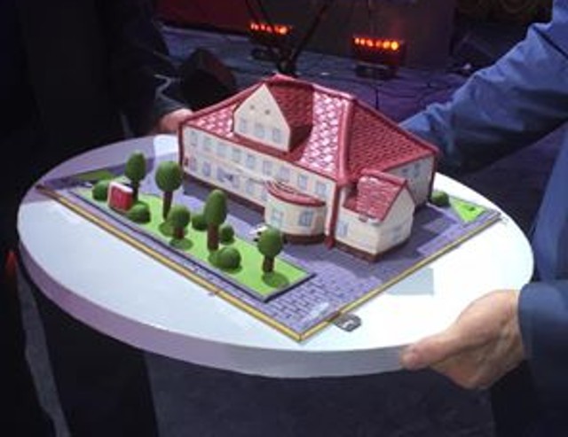 Заливатский продал с аукциона торт в виде здания администрации Янтарного