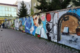 «Не все вандалы»: в Калининграде открыли стену с граффити у Северного вокзала (фото)
