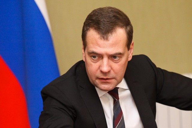 Медведев утвердил стратегию развития янтарной отрасли до 2025 года