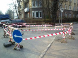 Из-за аварии на коллекторе провалился асфальт на перекрёстке улиц Чайковского и Алябьева в Калининграде