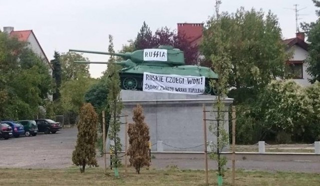 В Польше на кладбище советских офицеров вывесили антироссийские плакаты 