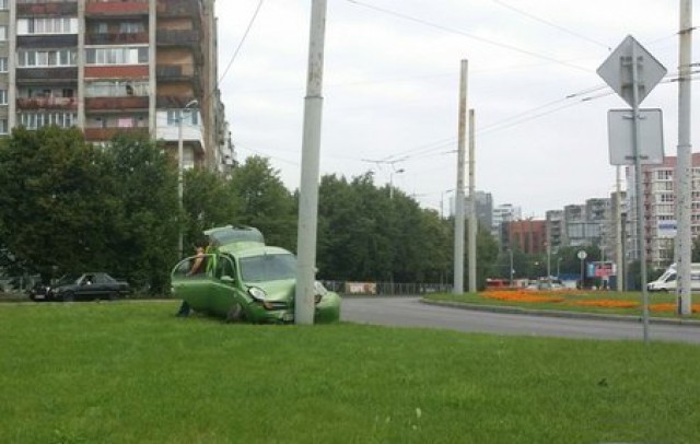 В Калининграде легковушка въехала в столб на кольце