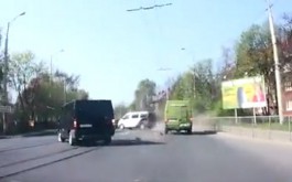 В ДТП на ул. Суворова в Калининграде повреждены три микроавтобуса «Форд» и легковушка (видео)