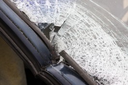 На ул. Гагарина в Калининграде в автобусе выбило стекло из-за лопнувшей шины
