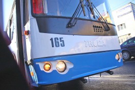 Неизвестный обстрелял троллейбус в центре Калининграда 