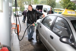 Из-за «сильного» злотого в Польше дешевеет бензин