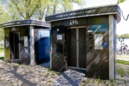 «Вопрос подвис»: сколько ещё будут закрыты туалеты на Верхнем озере в Калининграде (фото)