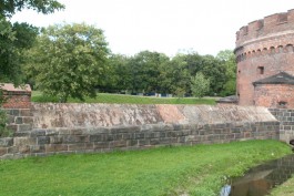 Музей янтаря благоустраивает крепостной вал за Росгартенскими воротами (фото)