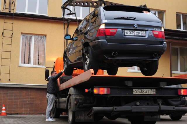 В центре Калининграда судебные приставы забрали BMW X5 за долг хозяина в 50 тысяч рублей