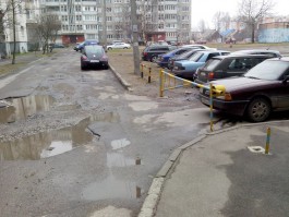 Кто установил шлагбаум и бетонные блоки во дворах Московского района? (фото)