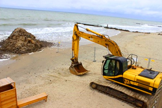 На пляже Зеленоградска начали проводить работы по берегоукреплению
