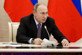 Путин поручил до 1 августа увеличить зарплаты пожарных после жалобы из Светлого