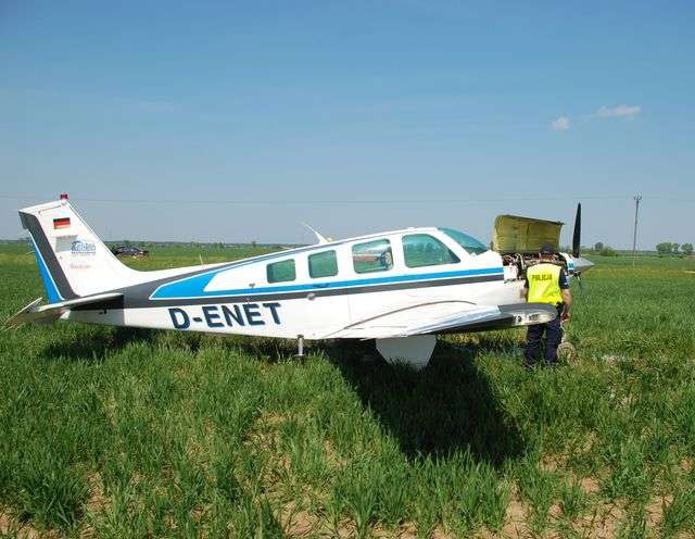 Самолёт из Калининграда совершил аварийную посадку на поле в Польше (фото)