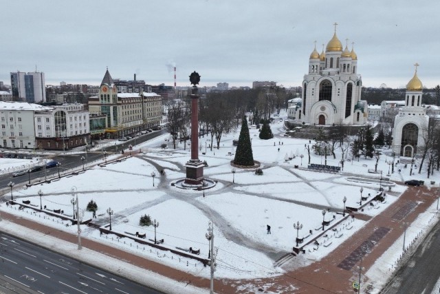 На площади Победы в Калининграде начали разбирать новогодние украшения