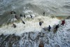 «Охота за камнем»: на пляж в Светлогорске после шторма вышли ловцы янтаря