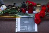 Калининградцы несут цветы и игрушки на площадь Победы в память о погибших в Кемерове