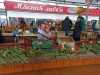 Калининградцы несут цветы к месту, где работала погибшая на Центральном рынке семейная пара